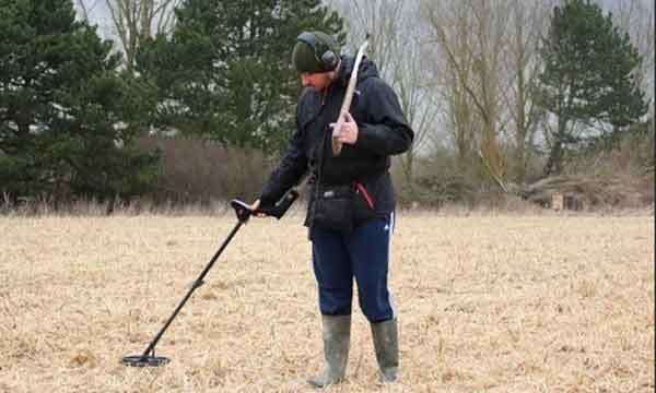 Elite 2200 metal detector is a very good and suggested metal detector for professional hunters. 